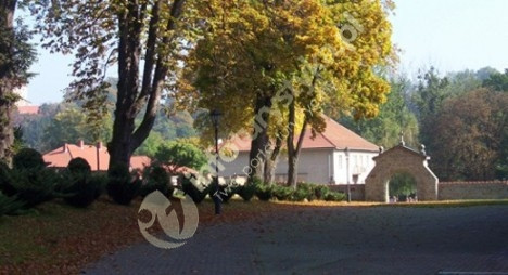 PLAC WOKÓŁ KOŚCIOŁA W NOWYM WIŚNICZU-PIERWSZE MIEJSCE POCHÓWKU W NOWYM WIŚNICZU