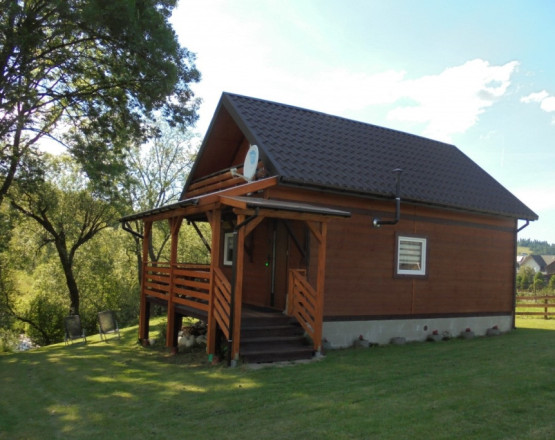 Domek nad rzeką  w miejscowości Kacwin