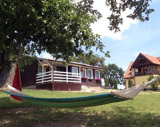 Domki nad jeziorem Głębokim w miejscowości Mikołajki