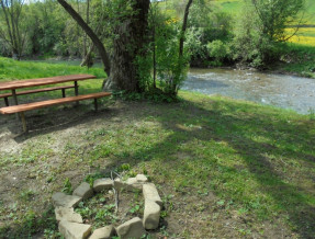 Domek nad rzeką  w miejscowości Kacwin