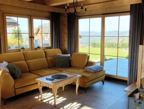 Górski Przysiółki - domy z bali świerkowych  w miejscowości Koniaków