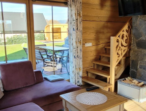 Górski Przysiółki - domy z bali świerkowych  w miejscowości Koniaków