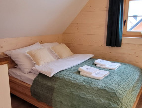 Górski Przysiółki - domy z bali świerkowych  w miejscowości Koniaków