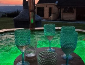 Górski Przysiółki - domy z bali świerkowych  w miejscowości Koniaków