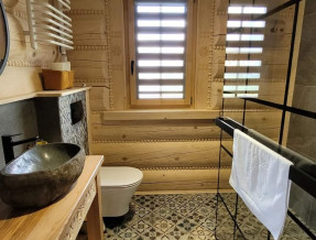 Górski Przysiółki - domy z bali świerkowych  w miejscowości Koniaków