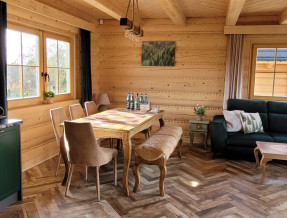 Górski Przysiółki - domy z bali świerkowych  w miejscowości Koniaków