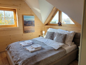 Górski Przysiółki - domy z bali świerkowych  w miejscowości Koniaków