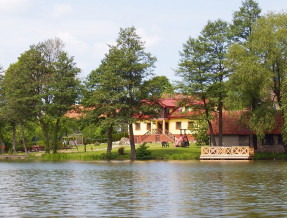 Mazurski Raj - Luksusowa Turystyka, dwa apartamenty 110m2 na 12 i dom 220m2 na 24 osbezp. nad jeziorem, Mazury w miejscowości Kuty