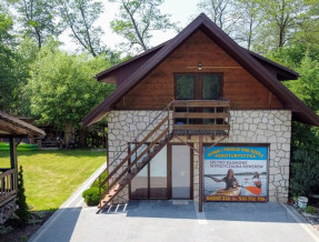 Domki i pokoje nad rzeką w miejscowości Bagno